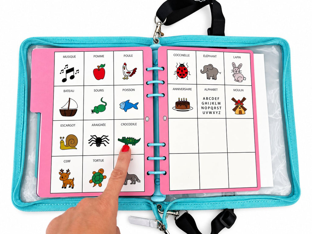 Un doigt désigne un pictogramme dans le classeur MELTA ouvert sur des pages de vocabulaire