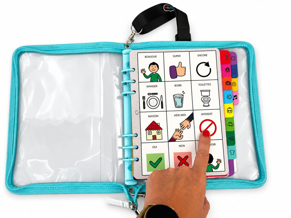Un doigt désigne le pictogramme « interdit » sur une page du classeur MELTA turquoise